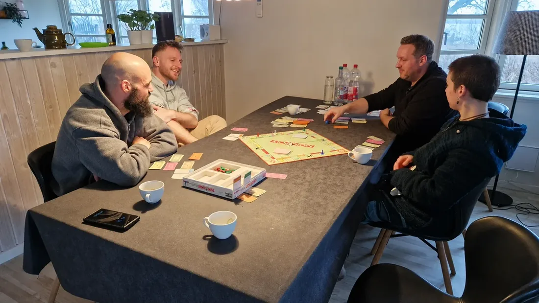 Gemeinsamer Tischmoment bei einem früheren Retreat